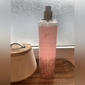 Bath & Body Works Pink Suede perfume spray 💗🌸